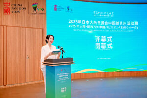 女性万博中国語司会者