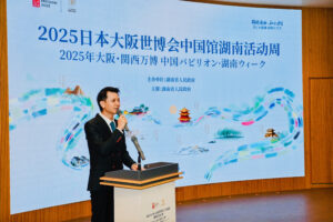 男性中国語司会者